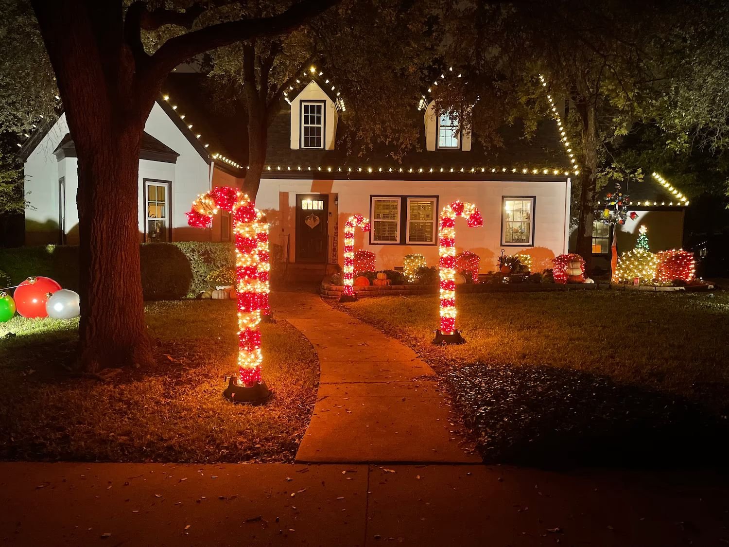 A beautifully lit home by 865 Holiday Lights